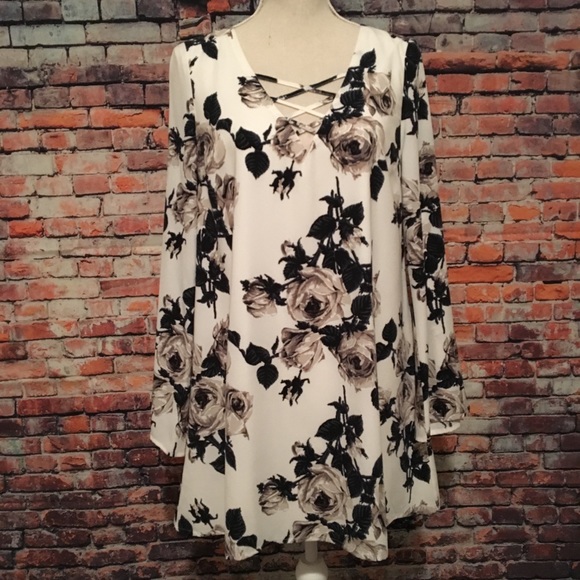 Fab’rik Dresses & Skirts - Final Drop! Fab’rik Floral Dress